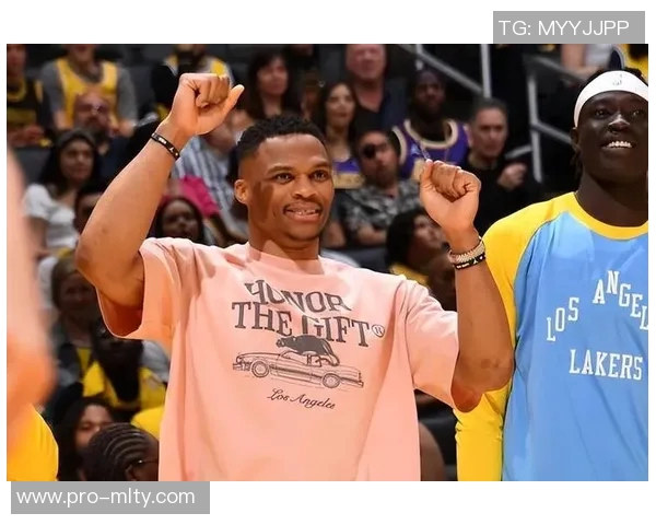 开拓者主场迎战湖人球员赛前时尚穿搭引关注小杨夹克搭配粉色小书包